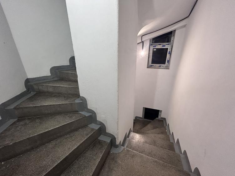 Apartament cu 5 camere semidecomandat în Armeneasca