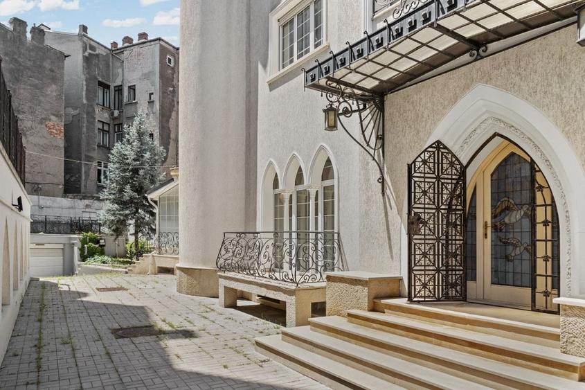 Vila de inchiriat cu 13 camere langa Bulevardul Lascăr Catargiu - 1