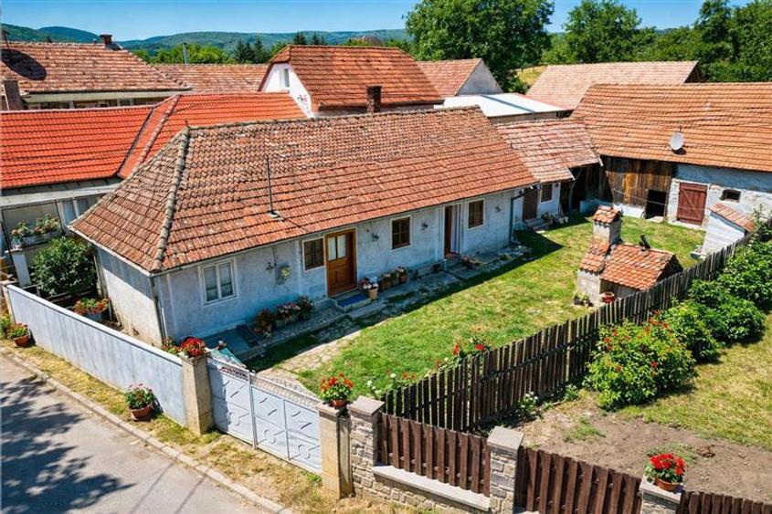 Casa traditionala din lemn, cu sura din piatra, Arcus, Covasna. - 1