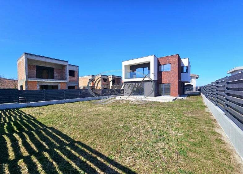 Locuinta moderna cu design cubic si curte plana in Dezmir - 1