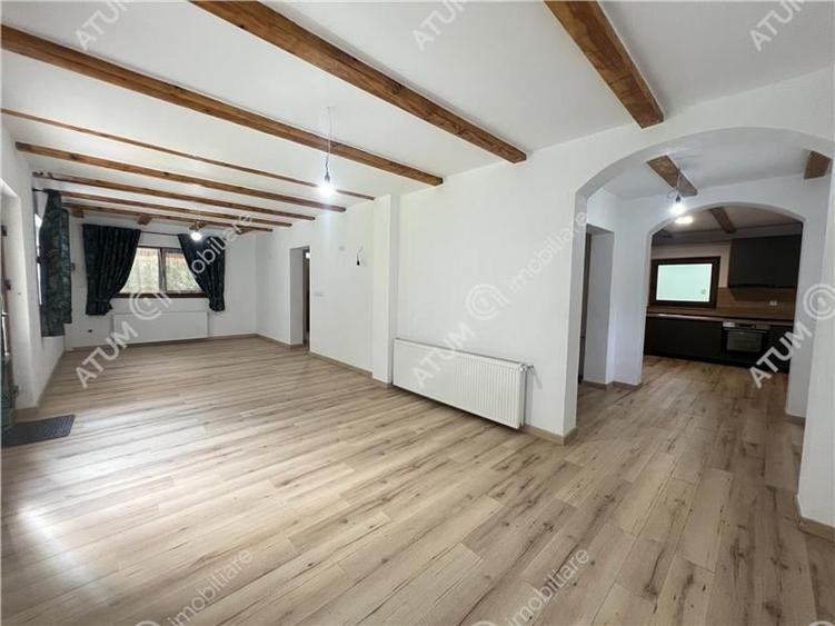 Cabana cu 7 camere 7 bai si teren 1000 mp in Avrig zona Mlaci - 9