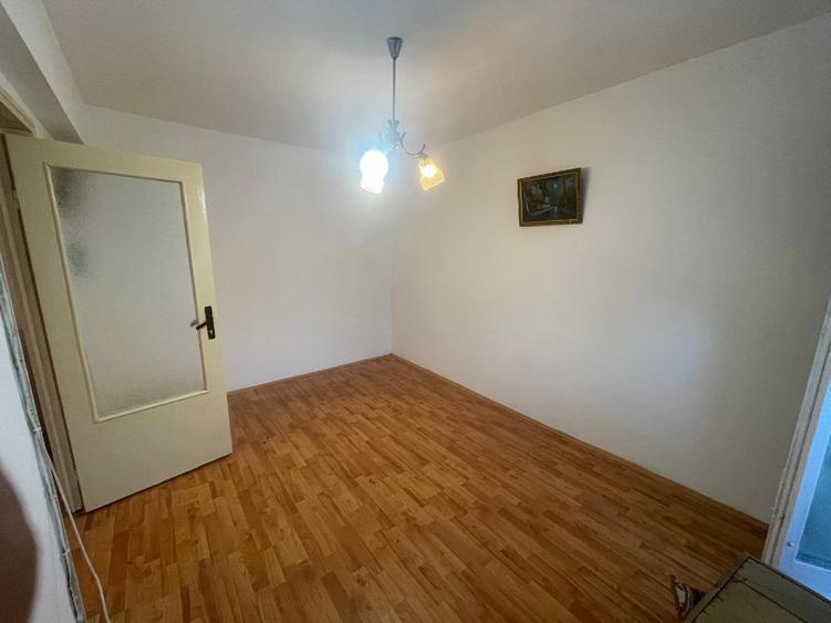 vând apartament 3 camere, centrul orașului Tecuci - 1
