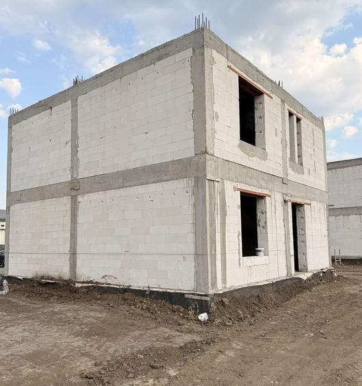 Casă individuală cu 4 camere cu Canalizare în Costi