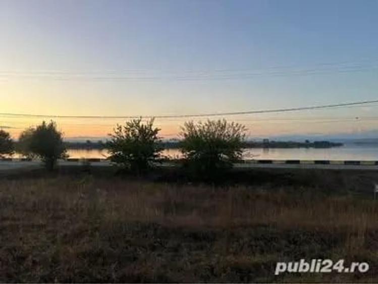 Teren de 1000 mp, în Hinova