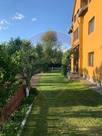 Casă / Vilă cu 9 camere de vânzare în zona Central - 2