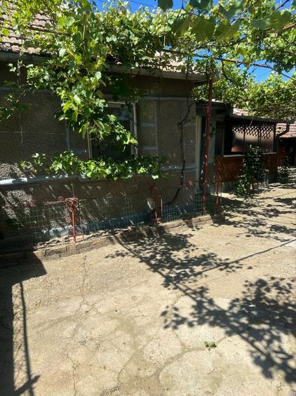 Casă cu 5 camere cu Teren 2500 Mp în Tăut