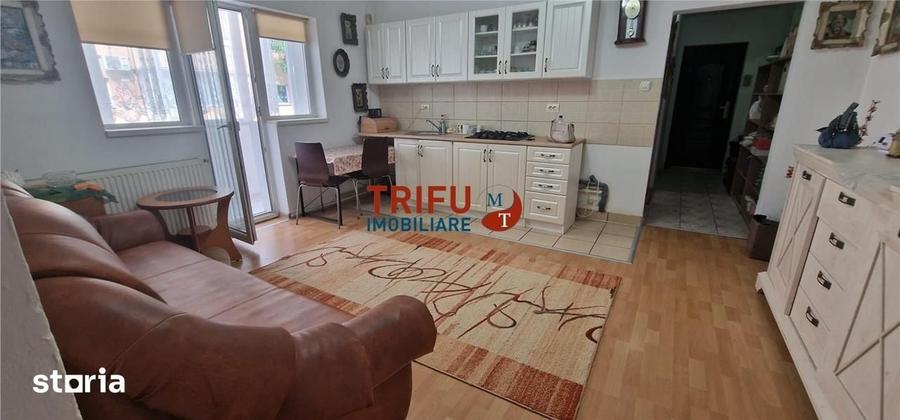 Apartament cu 3 camere semidecomandat în Cetate
