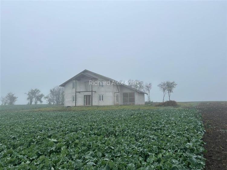 RECO casa Inand la rosu cu teren imens