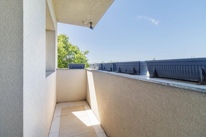 Cladire Moderna, Ideala pentru Locuinta sau Afacere, cu Terasa Panoramica - 13