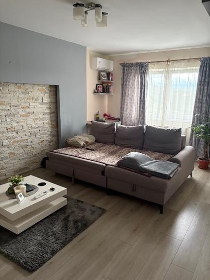 Apartament cu 2 camere semidecomandat, mobilat în Florești