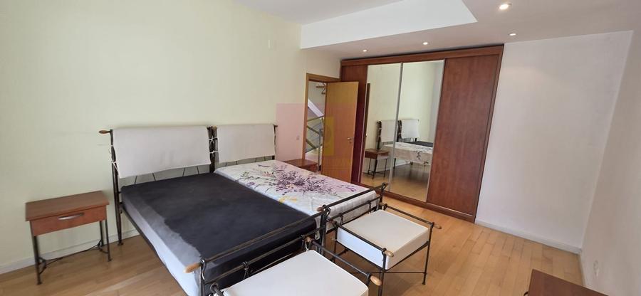 Casă individuală cu 10 camere cu Canalizare în Central
