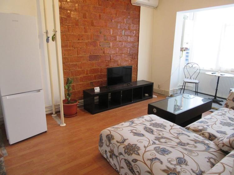 Apartament cu 2 camere semidecomandat, mobilat în P-ța Romană
