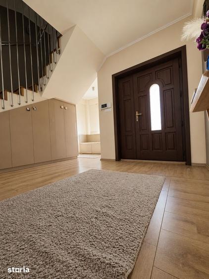 Casă cu 8 camere cu Teren 466 Mp în Central