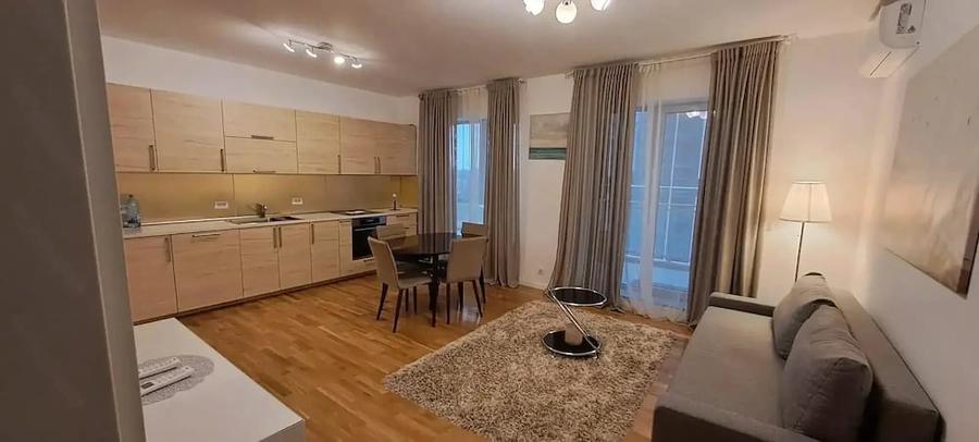 Apartament cu 3 camere semidecomandat în Gara de Nord