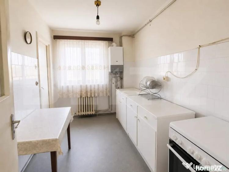 Apartament cu 4 camere decomandat în Piața Centrală