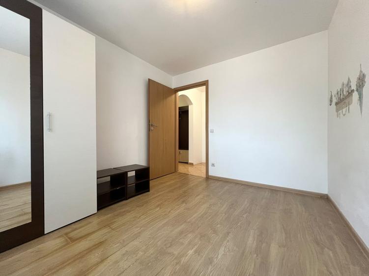 Apartament cu 3 camere decomandat, mobilat în Lunei
