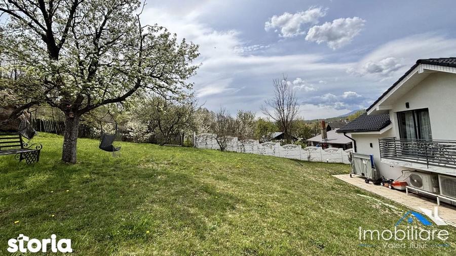 Casa / Pensiune exclusivista - Petrila (Bratianu) | 4 camere cu baie - 10