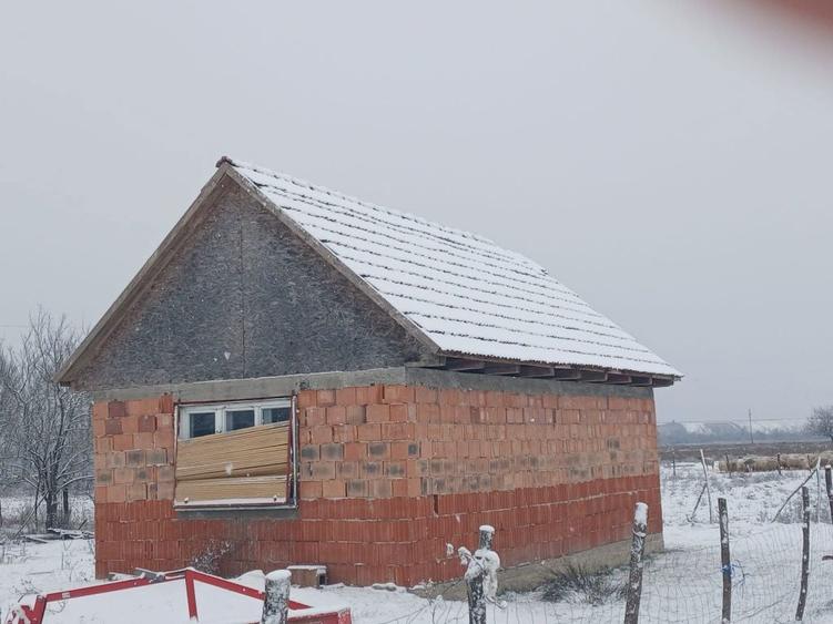 Vand casa la rosu - 2
