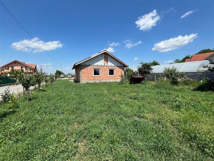 RECO Casa la rosu, la iesire din Les, langa padure - 1