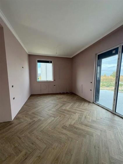 Duplex cu 4 camere cu Canalizare în Moșnița Nouă
