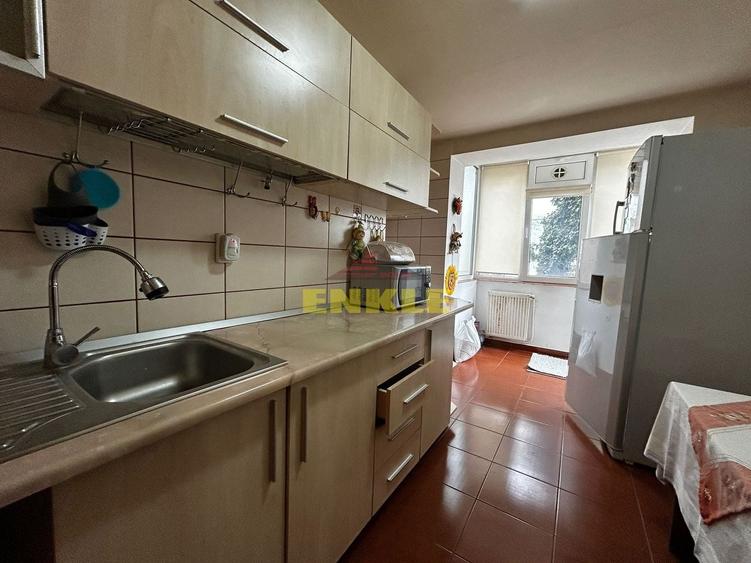 De inchiriat apartament cu 3 camere, zona Bulevard - 4