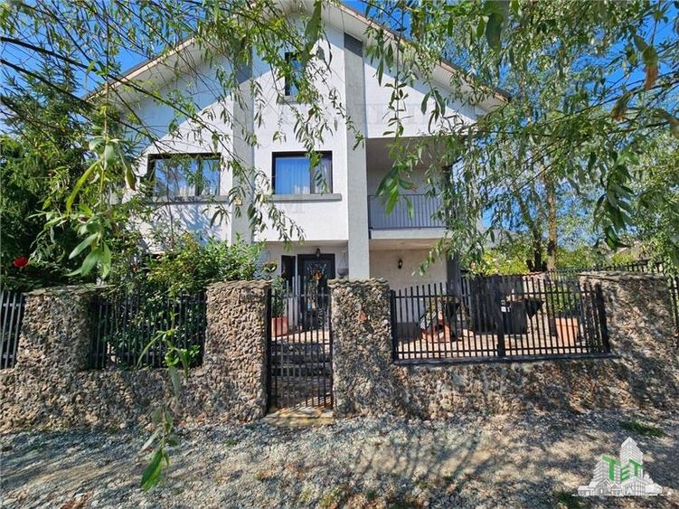 Vila superba, cu piscina, 970mp teren, D+P+E+M, gradina amenajata+pomi fructifer - 1