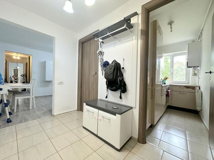 Apartament cu 3 camere semidecomandat, mobilat în Circumvalațiunii