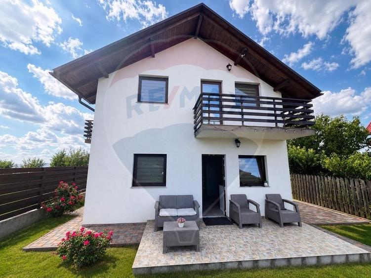 Casă individuală cu 4 camere cu Teren 334 Mp în Bucium