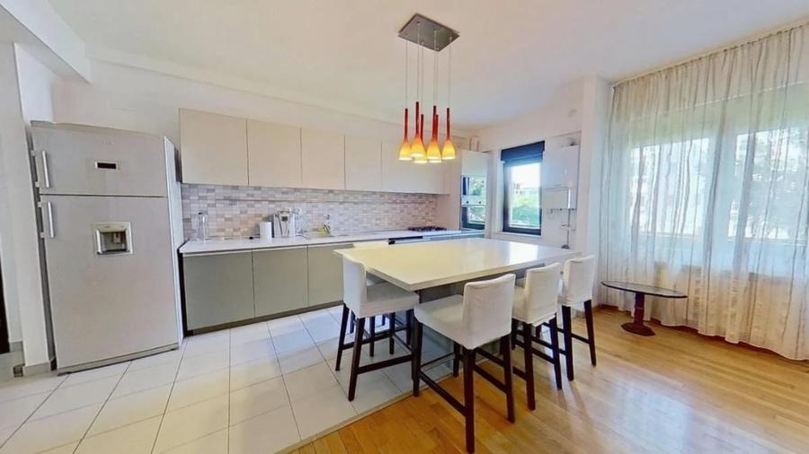 Apartament cu 3 camere semidecomandat, mobilat în Iancu Nicolae