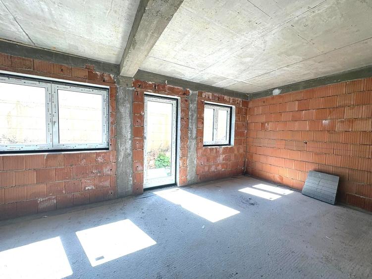 Apartament cu 3 camere decomandat în Est