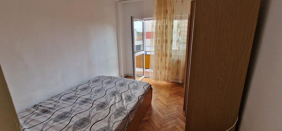 Apartament cu 3 camere decomandat în Cetate