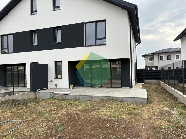 Duplex cu 5 camere cu Canalizare în Central