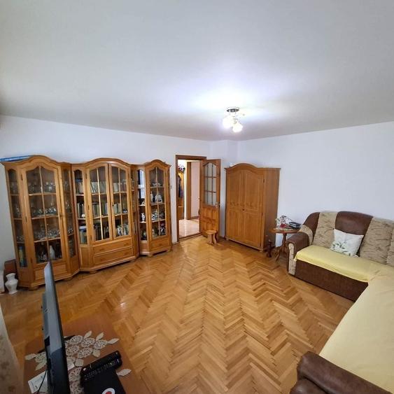 Apartament cu 3 camere decomandat în Sud