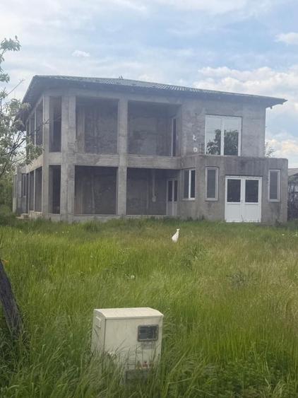 Casă cu 4 camere în Dumbrăvești