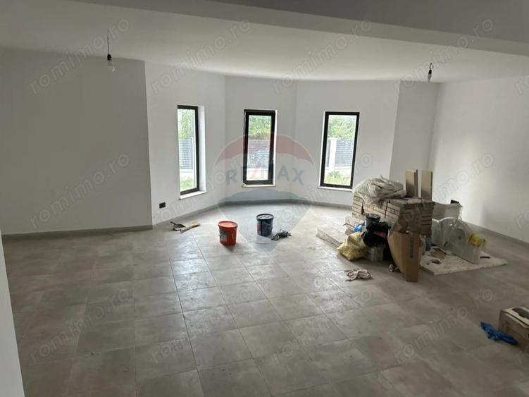 Casă cu 5 camere cu Teren 1200 Mp în Rediu