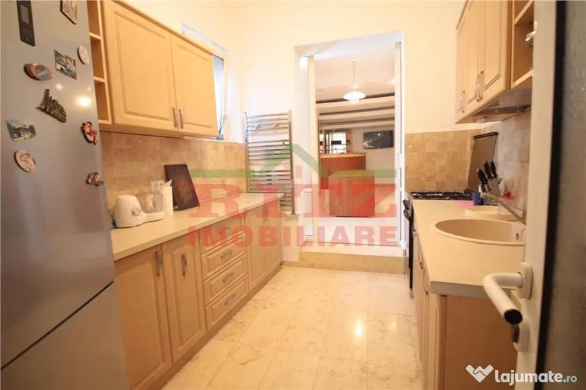 Casă cu 8 camere cu Teren 445 Mp în Orașul de Jos