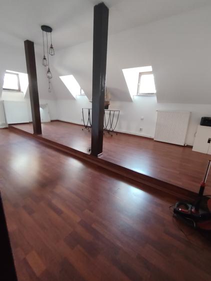 Apartament cu 4 camere semidecomandat în P-ța Victoriei