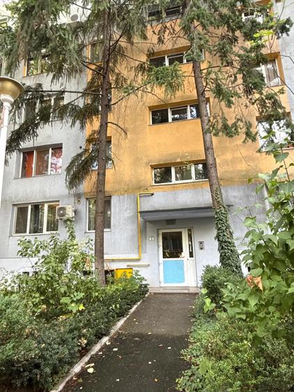 Proprietar, vand apartament 3 camere, situat in strada Aleea Callatis, bloc A14, et.1 4,anul constru - 9