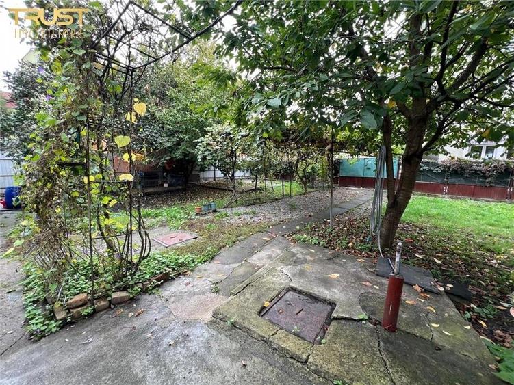 Casa la curte, central, Decebal - 3