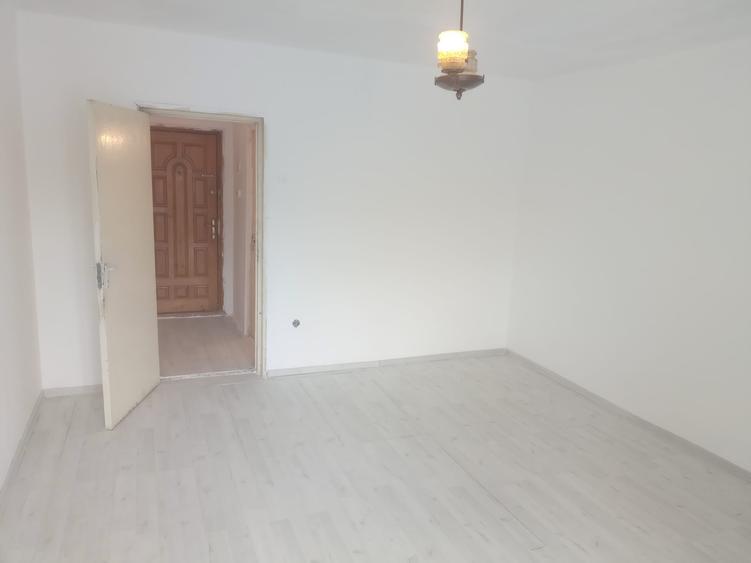 Garsoniera cu balcon, bloc turn, cu priveliste spre munti - 2