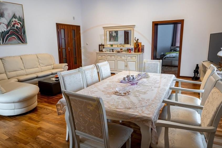 De Vanzare Apartament in casa Central - 2