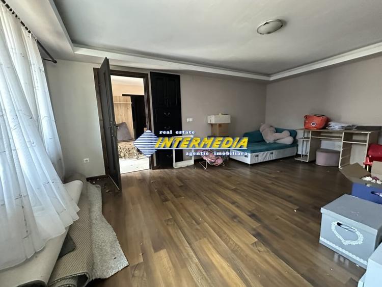 Proprietate 2 case curte pavata Teren 700 mp Hotel CETATE gard utilitati - 3