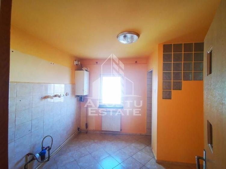 Apartament cu 3 camere, decomandat, 2 balcoane, 2 bai,etaj intermediar - 3