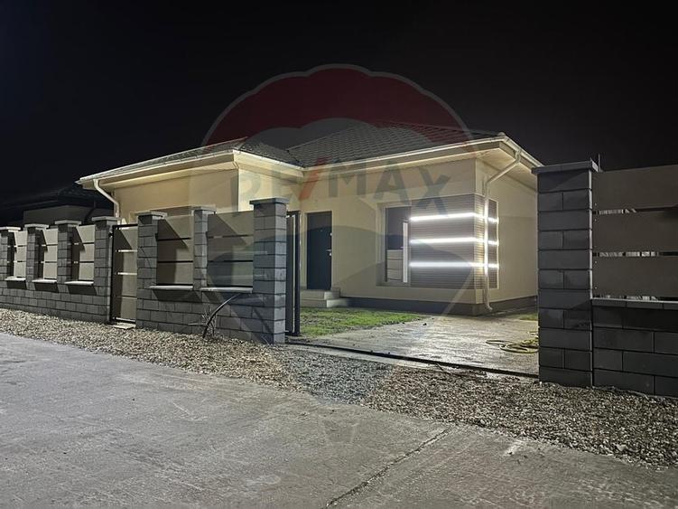 Casa / Vila cu 4 camere de vanzare - 1