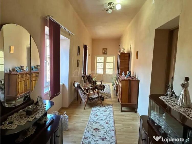 Casa Solida, pentru Familie extinsa, cu Gradina si Teren, D - 6