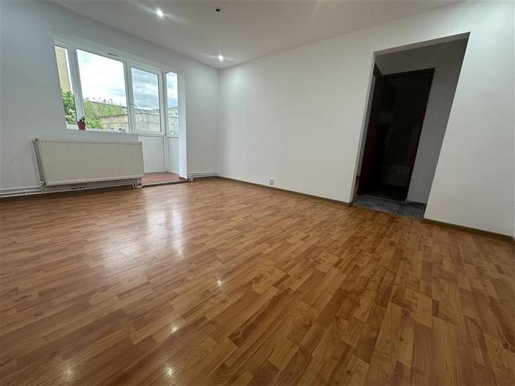 Etaj 2 bloc izolat cu centrala proprie - 1