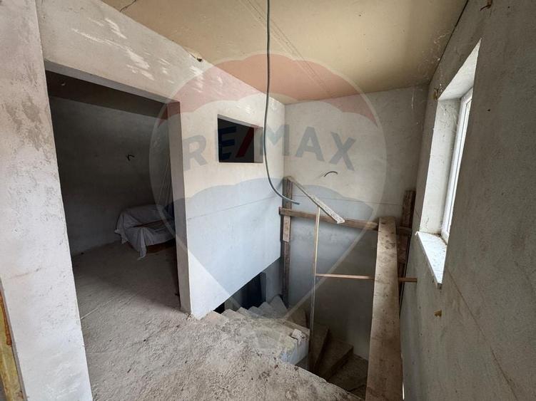 Casă / Vilă cu 6 camere de vânzare în zona Darmanesti - 42