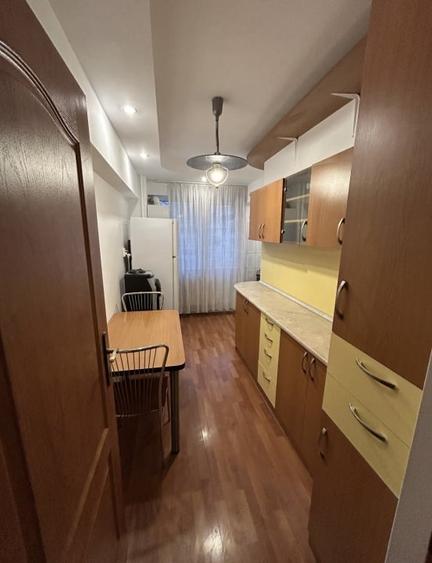 Spre închiriere apartament 3 camere - 6