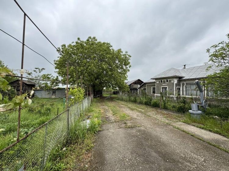 Teren intravilan  3447 mp, cu casa modesta, Desch. 30 m, str. Gr. Alexandrescu - 5