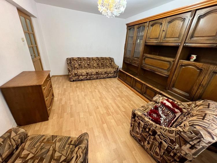 INCHIRIEZ apartament 4 camere decomandat, zona Vasile Aaron - 1